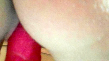 MILF se masturbando com dildo rosa em vídeo de foda amadora caseira