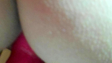 MILF se masturbando com dildo rosa em vídeo de foda amadora caseira