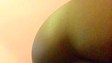 Orgasmão Anal Jorrando com Garota Negra e Plug no Cu