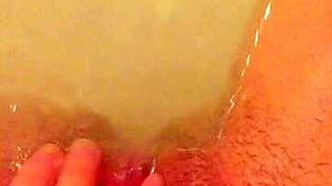 Amadora Dedando e se Masturbando - Buceta Lisinha em Casa