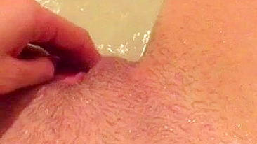 Amadora Dedando e se Masturbando - Buceta Lisinha em Casa