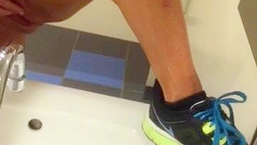 Loirinha amadora se dedando em público, molhando a buceta com selfies!