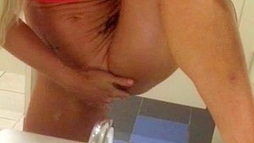 Loirinha amadora se dedando em público, molhando a buceta com selfies!