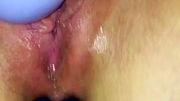 Amadora Se Masturbando com Dildo Anal e Brinquedos Caseiros