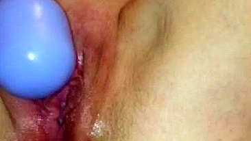 Amadora Se Masturbando com Dildo Anal e Brinquedos Caseiros