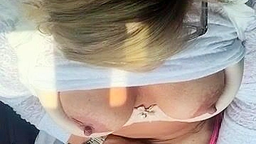 MILF se Dedando em Público na Buceta Peluda até Gozar Forte!