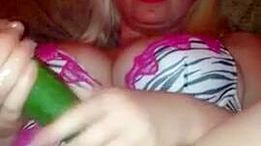 MILF com Buceta Molhada Gozando com Pepino e Dildo! #Caseiro #Masturbação_Amadora