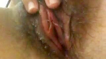 Asiática Amadora de Peitos Grandes Masturba Buceta Molhada e Cremosa