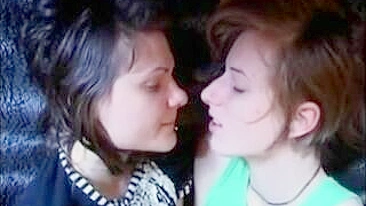 Orgasmo Bissexual de Garotas da Faculdade Pego em Câmera Caseira!