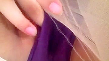 Asiática Amadora se Masturba em Casa e Goza Molhando a Calcinha com Gemidos