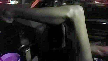 MILF se Masturbando no Carro em Público