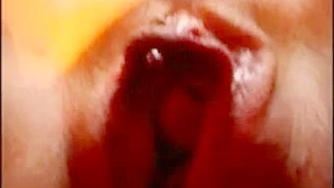 Amadora Peituda se Masturbando com Buceta Piercing em Close-up