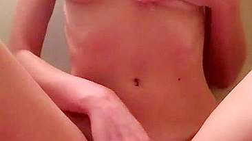 Morena Gostosa Dedando os Peitões em Vídeo Caseiro de Masturbação