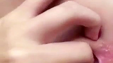 Loira Universitária Dedando Buceta Raspada Apertadinha