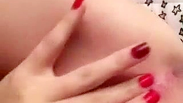 Loira Universitária Dedando Buceta Raspada Apertadinha