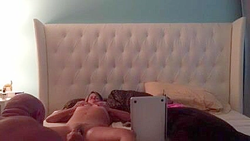 Coroa Casada Falando Putaria e se Masturbando com Peitões e Buceta Peluda