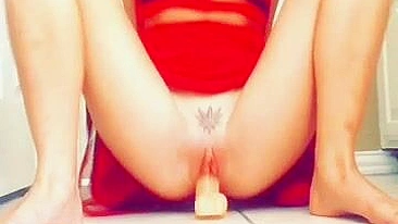 Loira Amadora Fodendo com Consolo e Esguichando no Orgasmo