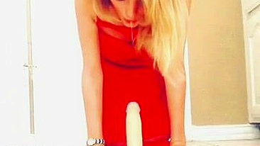 Loira Amadora Fodendo com Consolo e Esguichando no Orgasmo