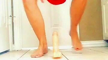 Loira Amadora Fodendo com Consolo e Esguichando no Orgasmo