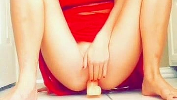 Loira Amadora Fodendo com Consolo e Esguichando no Orgasmo