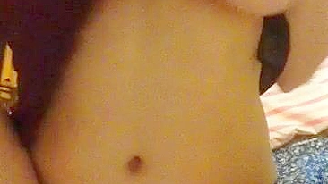 Amadora Peituda Provoca com Peitões Enormes em Strip de Masturbação