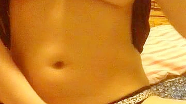 Amadora Peituda Provoca com Peitões Enormes em Strip de Masturbação