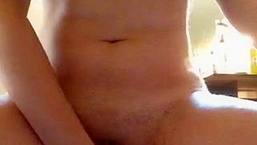 Garota da Faculdade Gozando com Peitos Grandes e Dedada