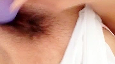 MILF madura peituda com buceta peluda em selfies - Masturbação amadora com brinquedos