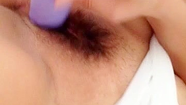 MILF madura peituda com buceta peluda em selfies - Masturbação amadora com brinquedos