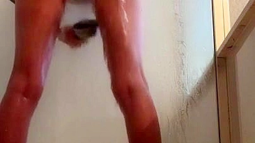 Magrinha Amadora de Pernas e Bunda Apertadas Gozando com Dildo no Chuveiro!