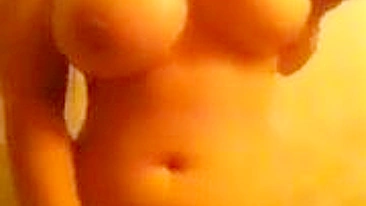 Morena Gostosa de Peitos Grandes Se Masturba em Casa