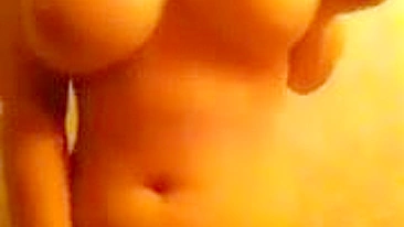 Morena Gostosa de Peitos Grandes Se Masturba em Casa