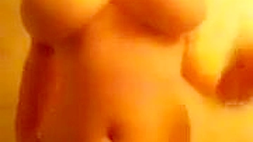 Morena Gostosa de Peitos Grandes Se Masturba em Casa