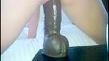 MILF gozando loucamente com dildo preto grande!