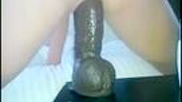 MILF gozando loucamente com dildo preto grande!