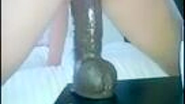 MILF gozando loucamente com dildo preto grande!