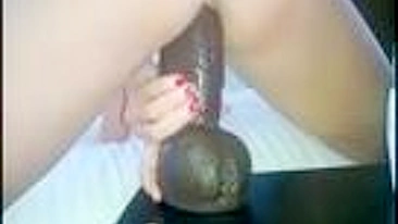 MILF gozando loucamente com dildo preto grande!