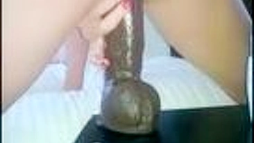 MILF gozando loucamente com dildo preto grande!