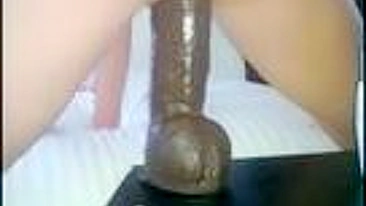 MILF gozando loucamente com dildo preto grande!