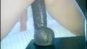 MILF gozando loucamente com dildo preto grande!