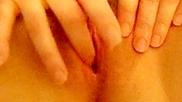 Esposa MILF em Pornô Caseiro Dedando - BBW Amadora no Clitóris