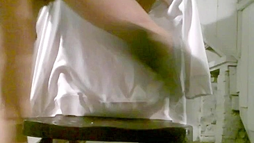 Mãe se Masturba com Esposa Magrinha e Dildo Preto Enorme!