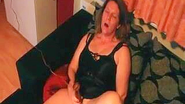 MILF Alemã Gozando com Brinquedo em Masturbação Caseira!