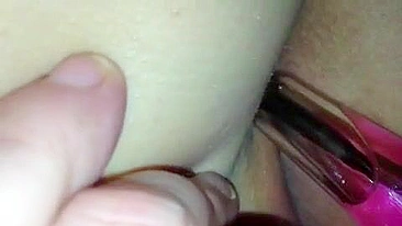 Namorada se Masturbando com Dildo Anal e Brincando com o Cuzinho