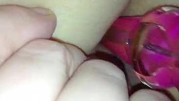 Namorada se Masturbando com Dildo Anal e Brincando com o Cuzinho