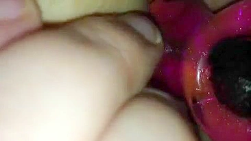 Namorada se Masturbando com Dildo Anal e Brincando com o Cuzinho