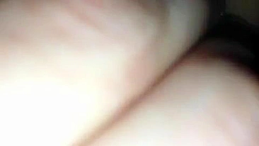 Namorada se Masturbando com Dildo Anal e Brincando com o Cuzinho