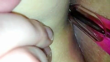 Namorada se Masturbando com Dildo Anal e Brincando com o Cuzinho
