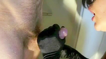 Mãe MILF Gostosa Faz Boquete Caseiro e Se Masturba de Meia-Calça
