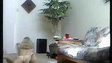 Loira Madura Brandy se Masturbando em Casa com Dildo de 30cm!